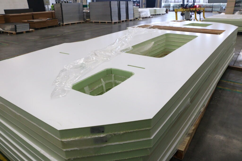 Panneaux en fibre de verre pour véhicules de loisirs