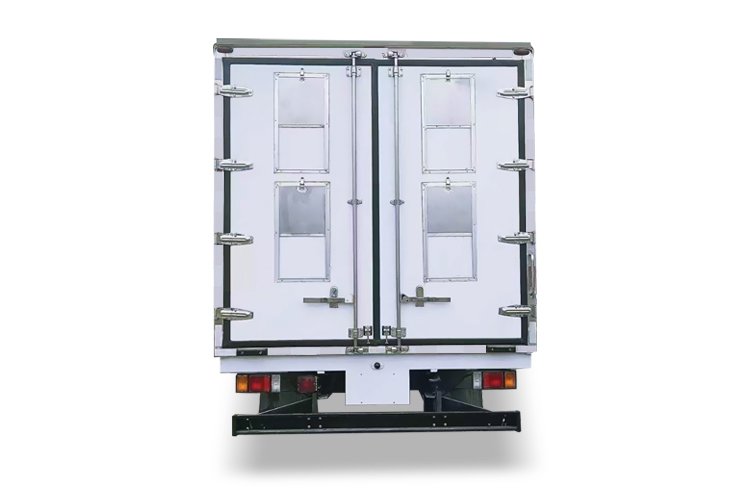 Pollitos de un día transportan cadáveres de camiones 03