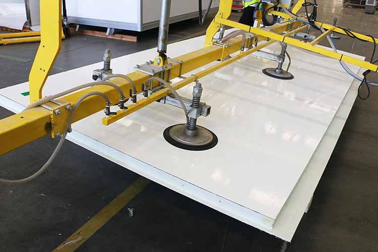 Remplacement du panneau latéral de la camionnette Luton