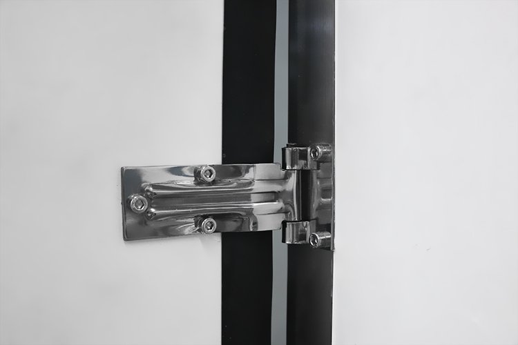 detail of small refrigerated reefer trailer body 03
