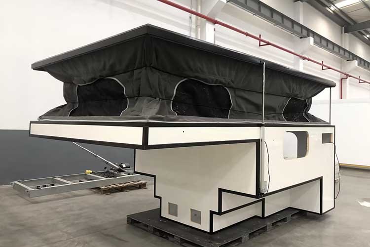 les campeurs qui se glissent dans le véhicule