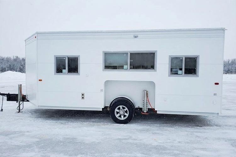 Maisons et remorques pour la pêche sur glace